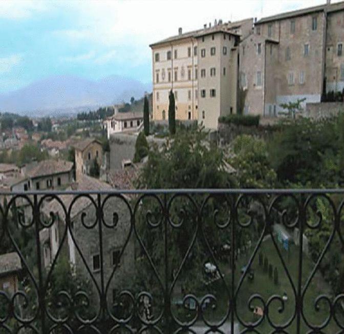 Palazzo Dragoni Hotel Spoleto Exterior foto